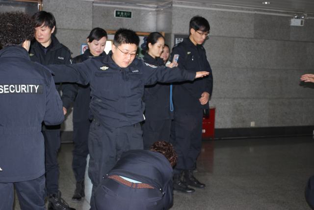 安检乌鲁木齐站观摩，学习