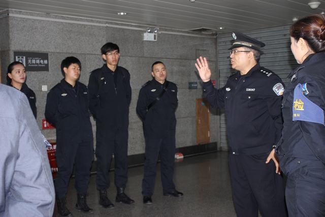 安检乌鲁木齐站观摩，学习