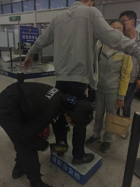 安检员严检细查